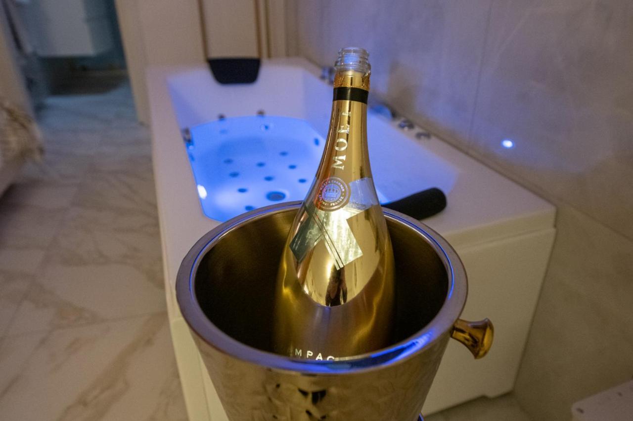 Fashion Apartment Gold Bologna With Jacuzzi & Car Garage Luaran gambar