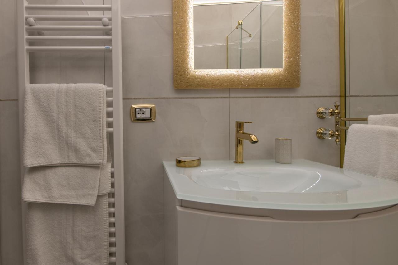 Fashion Apartment Gold Bologna With Jacuzzi & Car Garage Luaran gambar